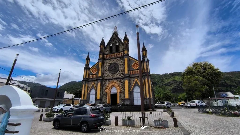Perspective frontale de l'église Notre-Dame de la Délivrance avec son parvis et ses pinacles sculptés, située dans le quartier de La Délivrance à Saint-Denis, La Réunion — Photo : Clémenceau Lauret (CC BY-SA 4.0).