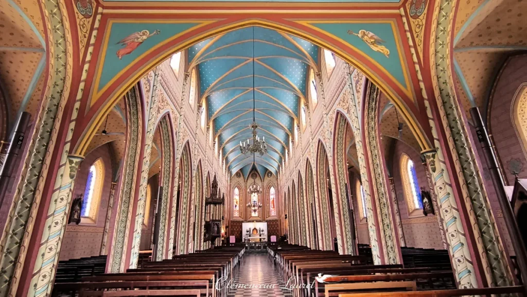 Vue intérieure en contre-plongée de la voûte bleue étoilée et des arcs ogivaux de la nef de l'église Notre-Dame de la Délivrance, à Saint-Denis, La Réunion — Photo : Clémenceau Lauret (CC BY-SA 4.0).