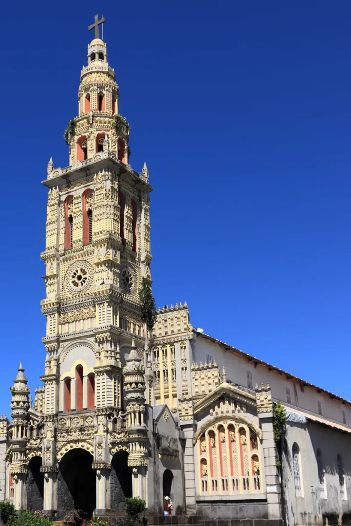 Vue d'ensemble de la nef et du clocher de l'église Sainte-Anne sous le ciel bleu de Saint-Benoît.