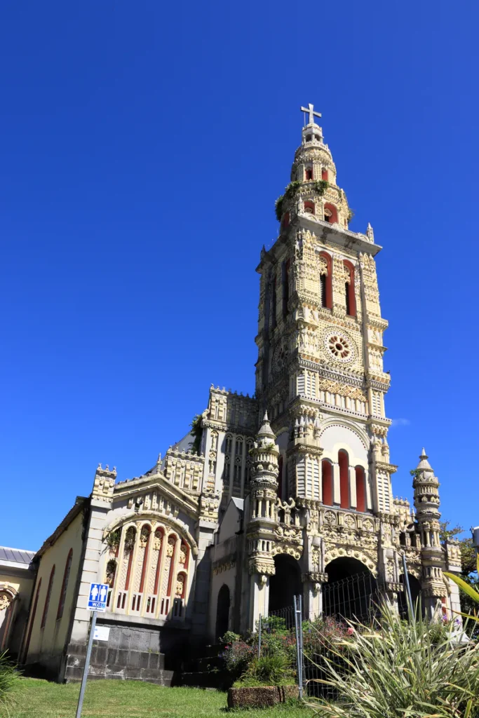 Façade latérale et clocher surmonté d'une croix de l'église Sainte-Anne à Saint-Benoît.