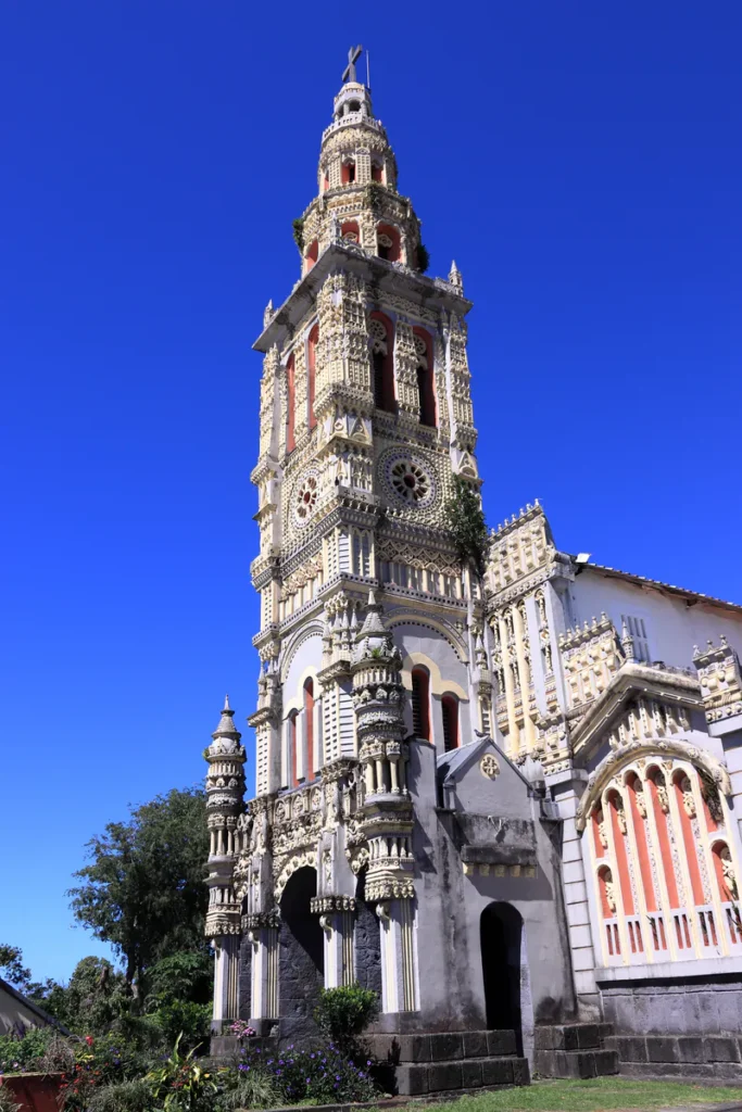 Vue d'angle de la structure de l'église Sainte-Anne avec ses tourelles ornées à Saint-Benoît.