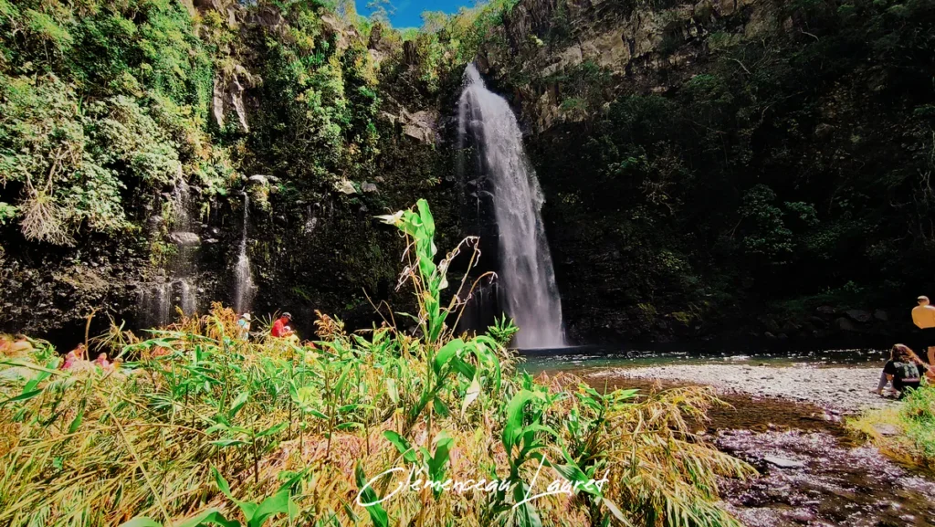 Grande cascade du Voile de la Mariée jaillissant d'une falaise basaltique à Grand Bassin sous un soleil éclatant.