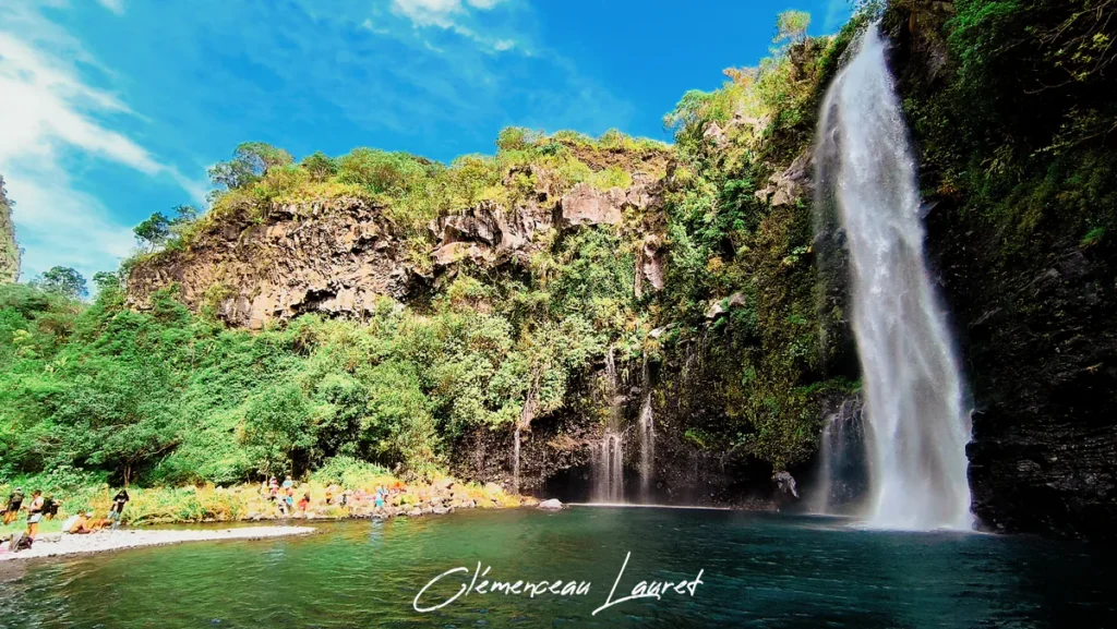 Chute d'eau du Voile de la Mariée se déversant dans un bassin turquoise bordé de végétation tropicale à Grand Bassin, La Réunion.