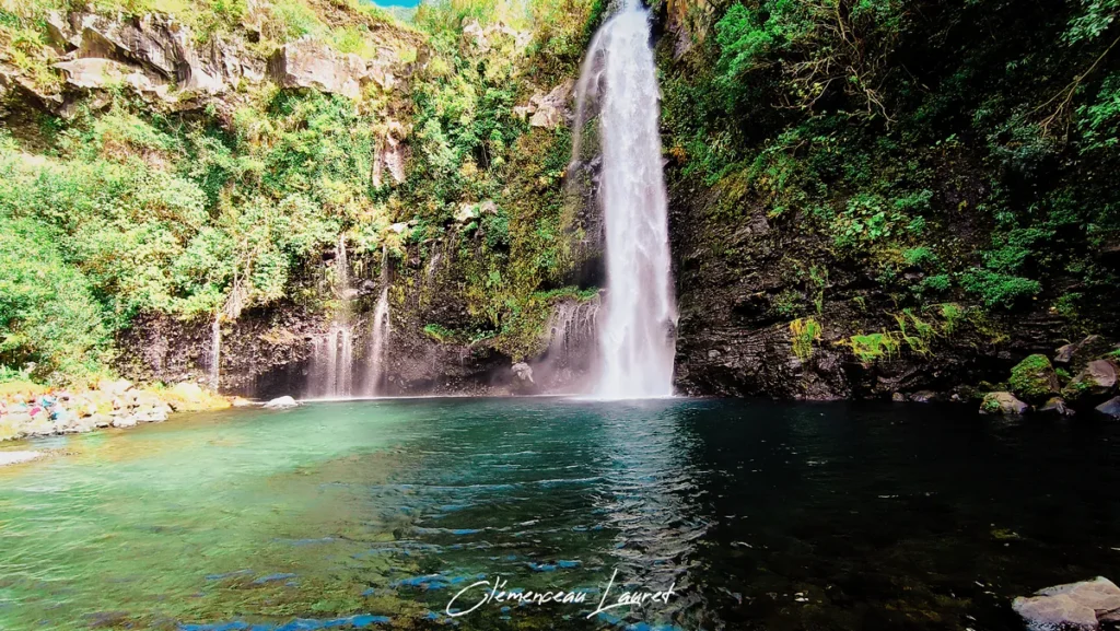 Vue rapprochée de la chute d'eau et des résurgences jaillissant de la paroi basaltique sombre à Grand Bassin, La Réunion.