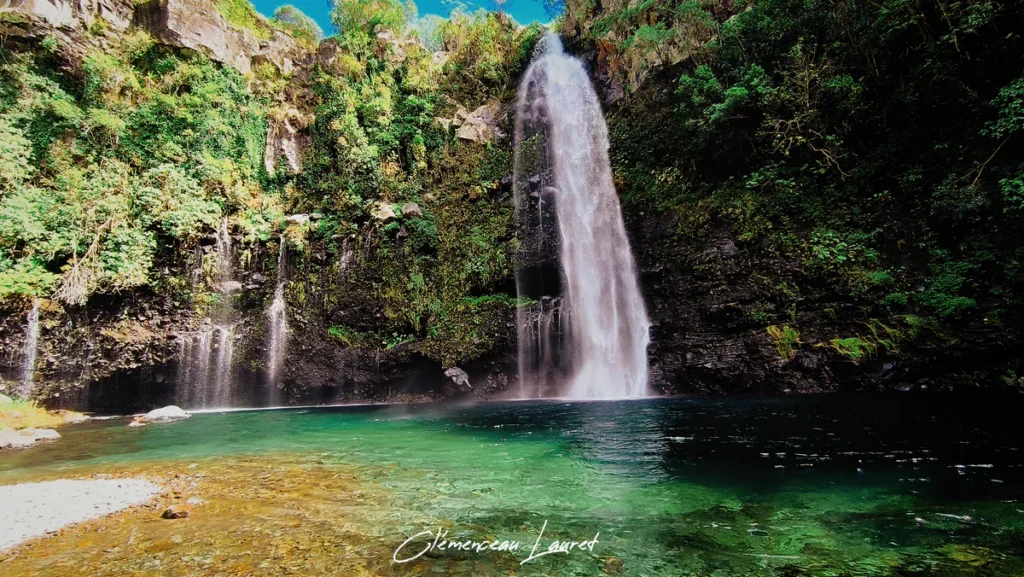Vue verticale complète du jet de la cascade jaillissant du rempart végétalisé à Grand Bassin, La Réunion.