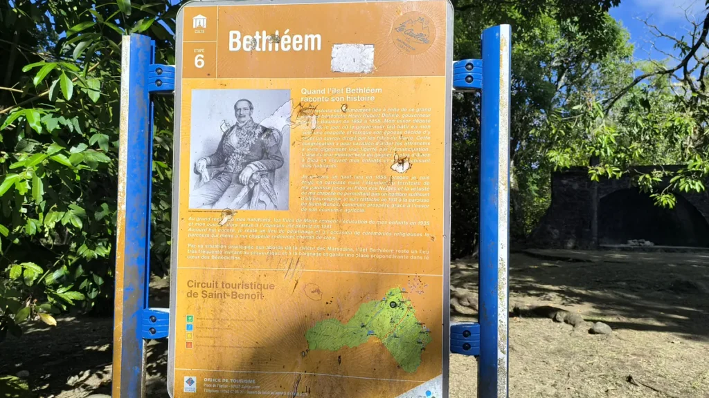 Panneau d'interprétation du patrimoine présentant l'histoire de l'Îlet Bethléem et du gouverneur Hubert Delisle
