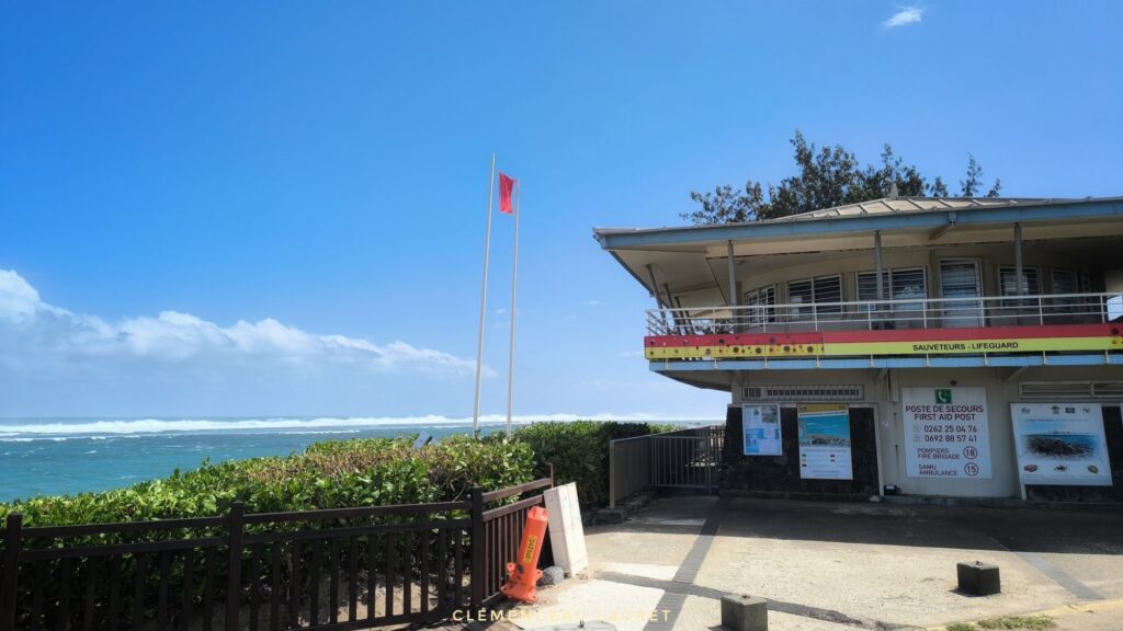 Façade du poste de secours des maîtres-nageurs sauveteurs de la plage de Saint-Pierre, surmontée du drapeau rouge d'interdiction de baignade hissé en raison de la forte houle australe de septembre 2026 - Photo : Clémenceau Lauret (Licence CC BY-SA 4.0)