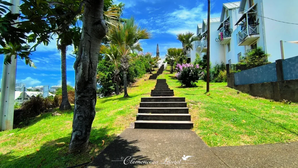Escalier en pierre menant au mausolée de La Redoute à Saint-Denis sous un ciel bleu