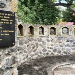 Gros plan sur la plaque noire commémorative gravée rappelant le souvenir des condamnés à mort de la révolte de novembre 1811, réalisée par l'artiste Richard Vildeman et inaugurée le 8 novembre 2011 à Saint-Leu. Photo : Clémenceau Lauret (CC BY-SA 4.0).