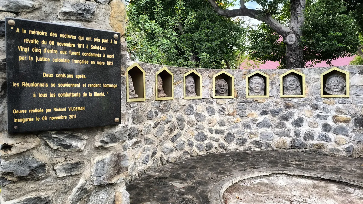 Gros plan sur la plaque noire commémorative gravée rappelant le souvenir des condamnés à mort de la révolte de novembre 1811, réalisée par l'artiste Richard Vildeman et inaugurée le 8 novembre 2011 à Saint-Leu. Photo : Clémenceau Lauret (CC BY-SA 4.0).