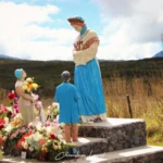 Vue d'ensemble de l'oratoire de Notre-Dame des Fougères à la Plaine des Cafres, représentant la Vierge de La Salette en robe bleue et blanche avec les bergers au pied d'un socle couvert de fleurs.