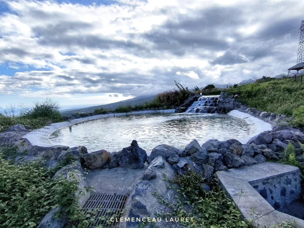 Cascade artificielle en roches naturelles se déversant dans un bassin en haute altitude au Parc des Palmiers à Le Tampon, Île de La Réunion. Photo : Clémenceau Lauret (CC BY-SA 4.0).