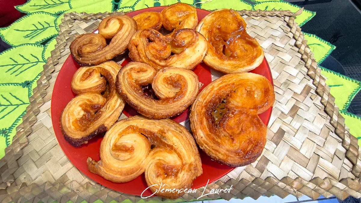 Vue aérienne d'une assiette remplie de palmiers feuilletés dorés posée sur un dessous de plat en vacoa tressé à Saint-Joseph, La Réunion. Prise de vue et photographie réalisées par Clémenceau Lauret.