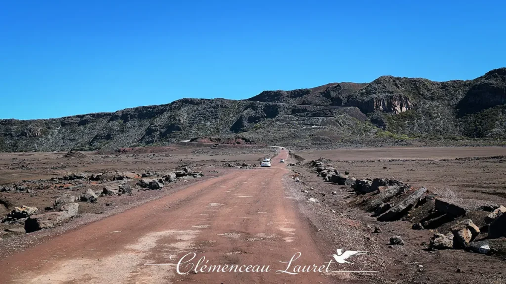 Piste praticable par les véhicules sillonnant le paysage minéral et les reliefs rocheux de la Plaine des Sables à La Réunion, Clémenceau Lauret, CC BY-SA 4.0.