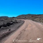 Piste menant vers les hauteurs volcaniques de la Plaine des Sables sous un ciel azur dégagé à La Réunion, Clémenceau Lauret, CC BY-SA 4.0.