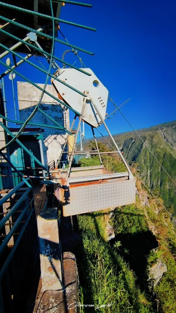 Station de départ du monte-charge métallique avec sa nacelle sur fond de ciel bleu limpide au Tampon.