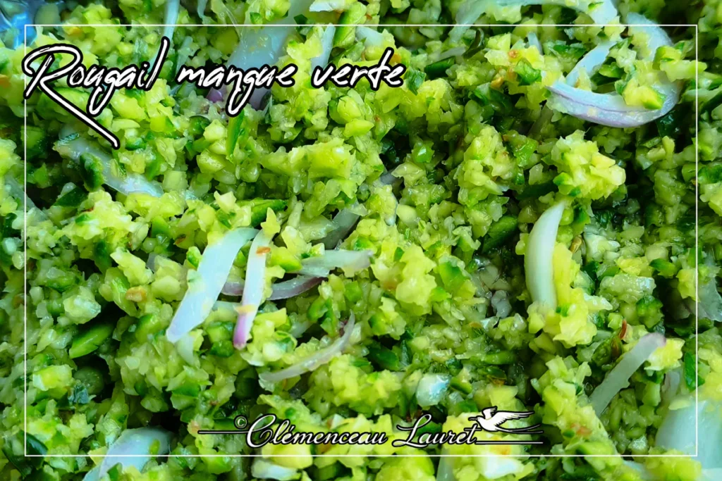 Gros plan sur du rougail mangue verte haché finement avec des oignons émincés préparé à Saint-Joseph sous une lumière naturelle.