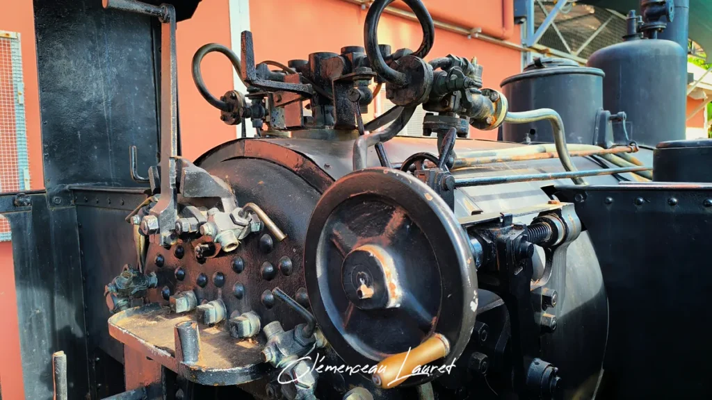 Gros plan sur les vannes, manomètres et rouages mécaniques en fonte de la locomotive à vapeur à la Grande Chaloupe à La Possession.