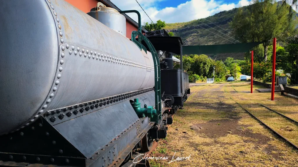 Gros plan en contre-plongée sur le réservoir riveté du wagon-citerne du Train Lontan à la Grande Chaloupe à La Possession.