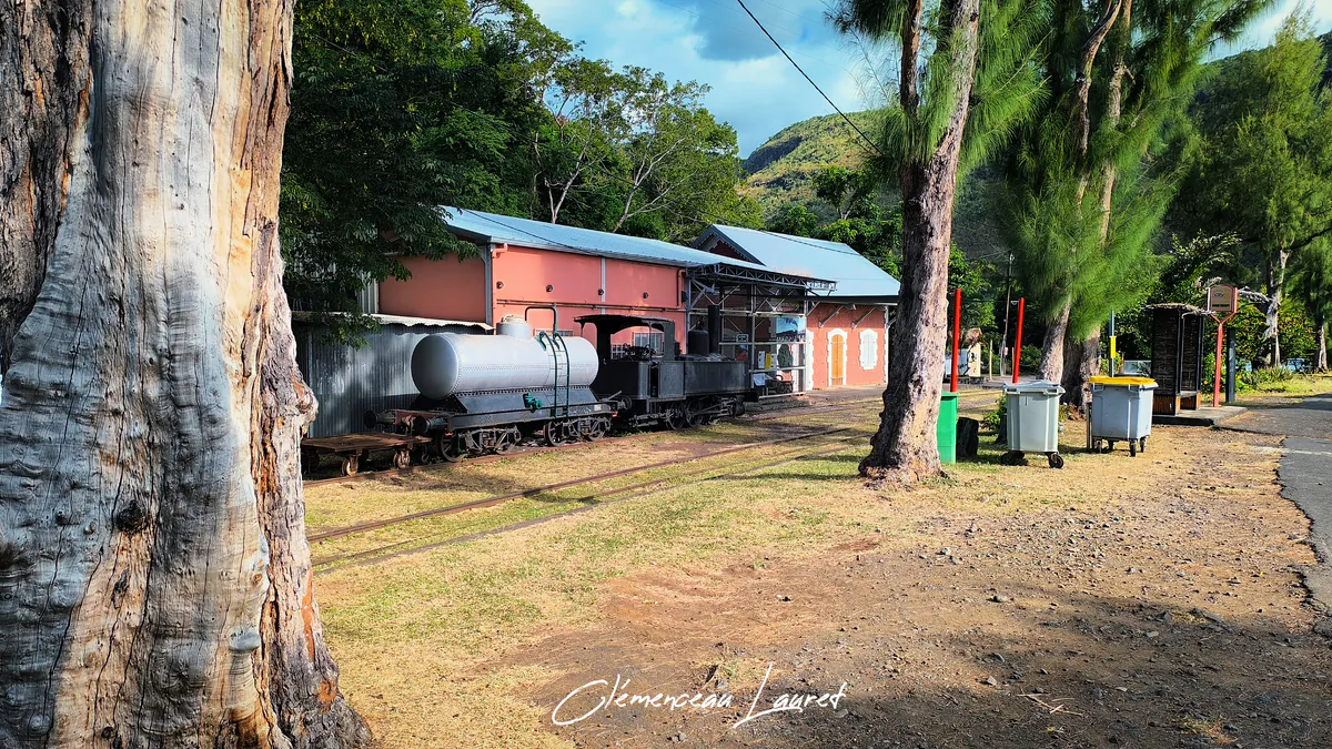 Mémoire du chemin de fer réunionnais : Voyage photographique au cœur de la gare de la Grande Chaloupe et du Ti&rsquo;Train Lontan